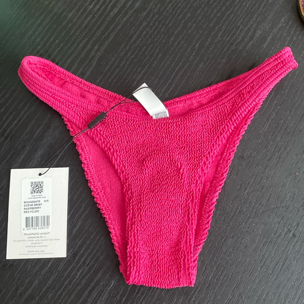 Bond-eye scene brief in rasberry